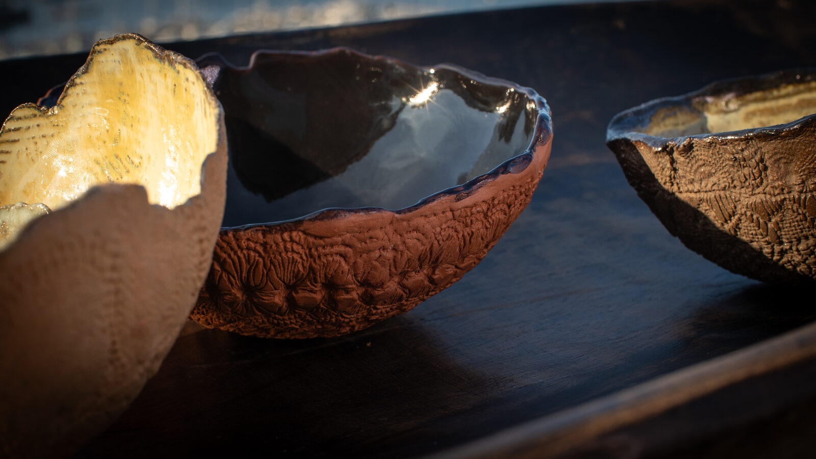 Bowls de barro cocido a contraluz