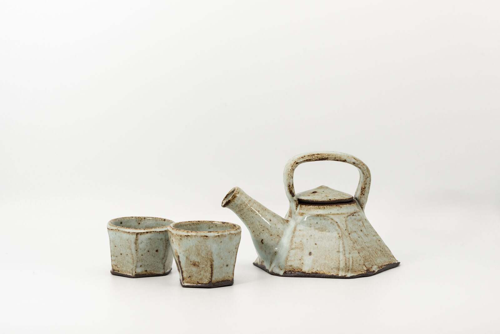 Juego de té esmaltado en tonos crema y ocre