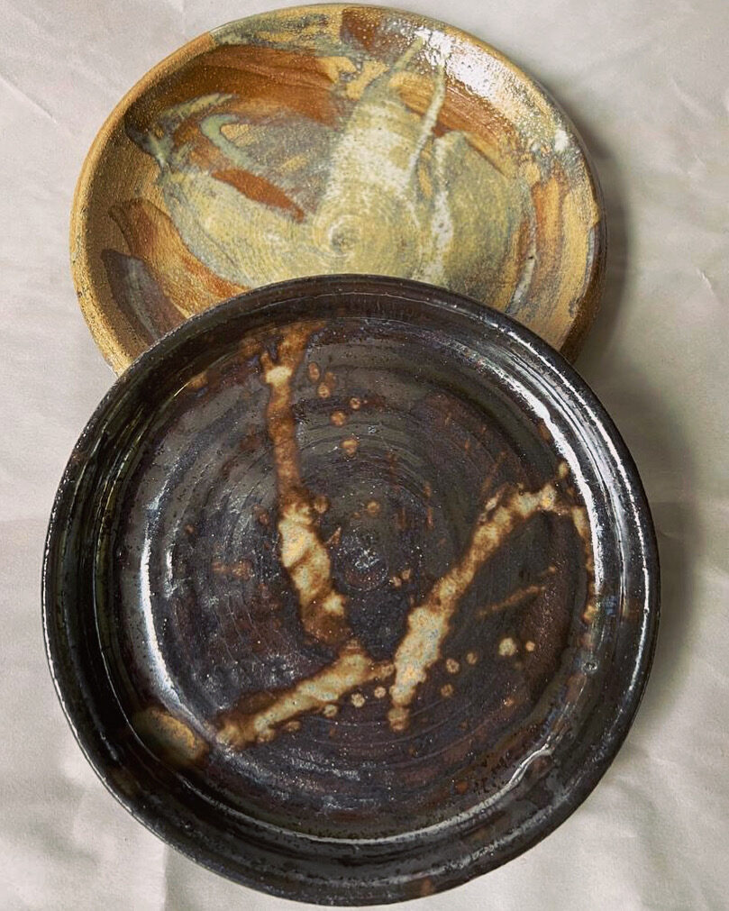 Dos platos de cerámica, esmaltes negro y ocre